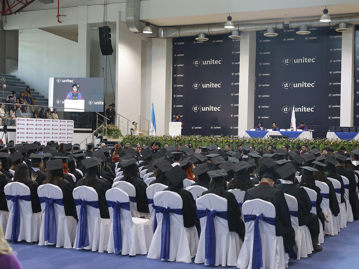 Emotivas ceremonias de graduación en CEUTEC, donde se honró el esfuerzo y dedicación de los 371 nuevos profesionales listos para contribuir al desarrollo de Honduras.