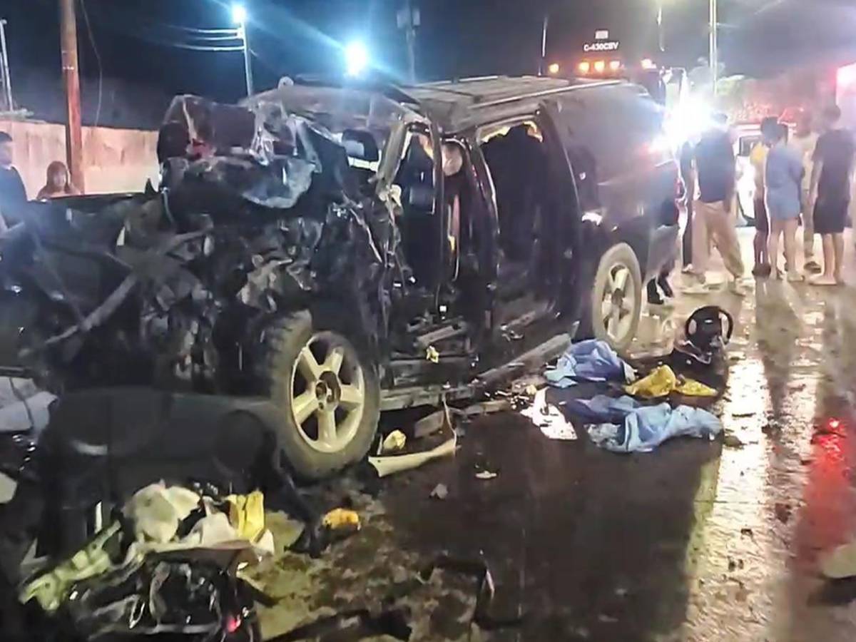 Caos y drama en la 33 calle: Bomberos salvan a conductor atrapado entre los hierros de su vehículo