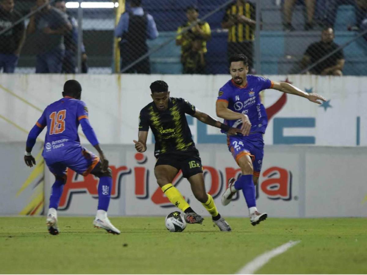 Alegría del Real España, chicas, susto con jugador y gesto de Jeaustin