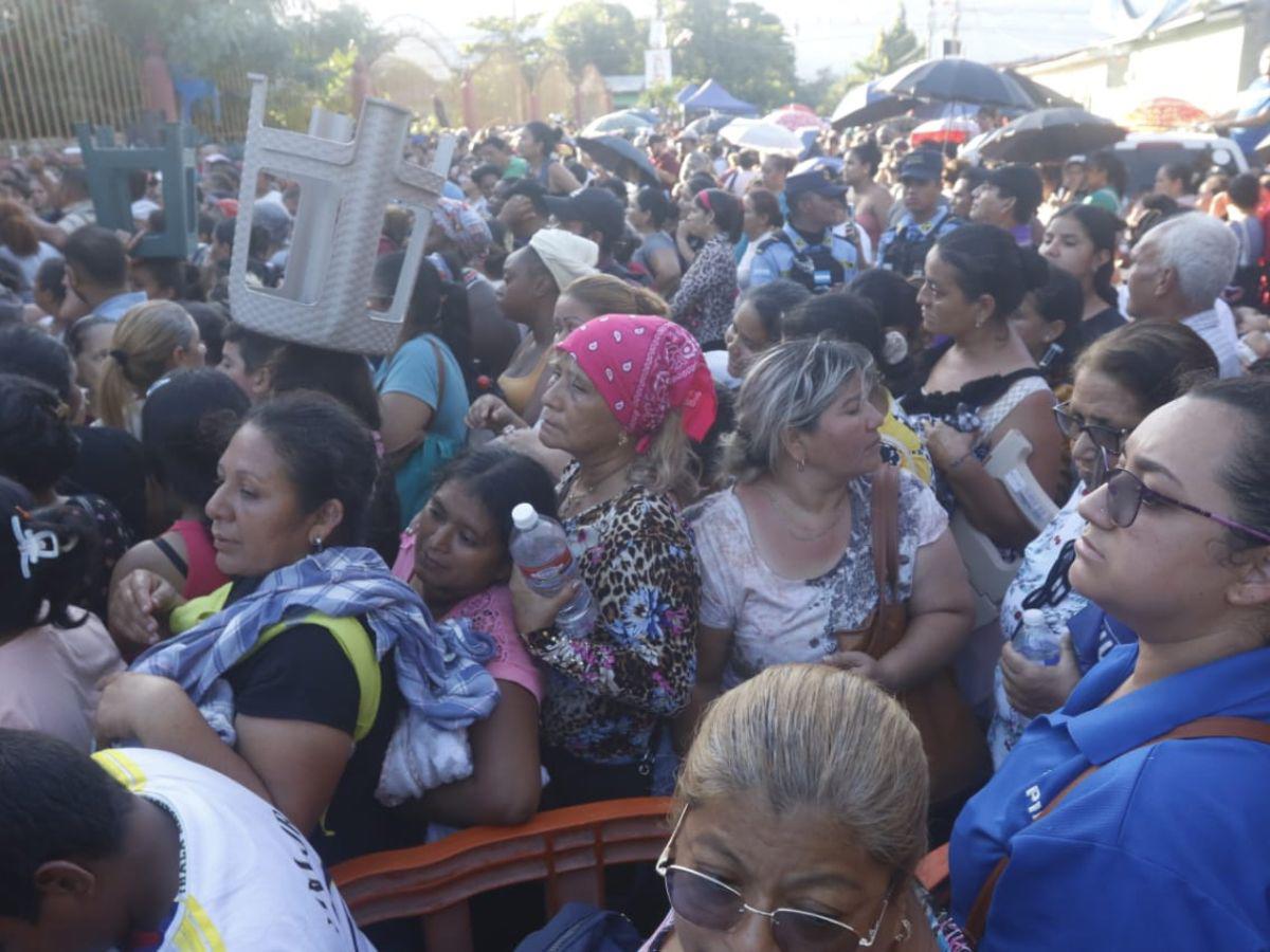 Entrega de bono familiar termina en caos y disparos en escuela de San Pedro Sula