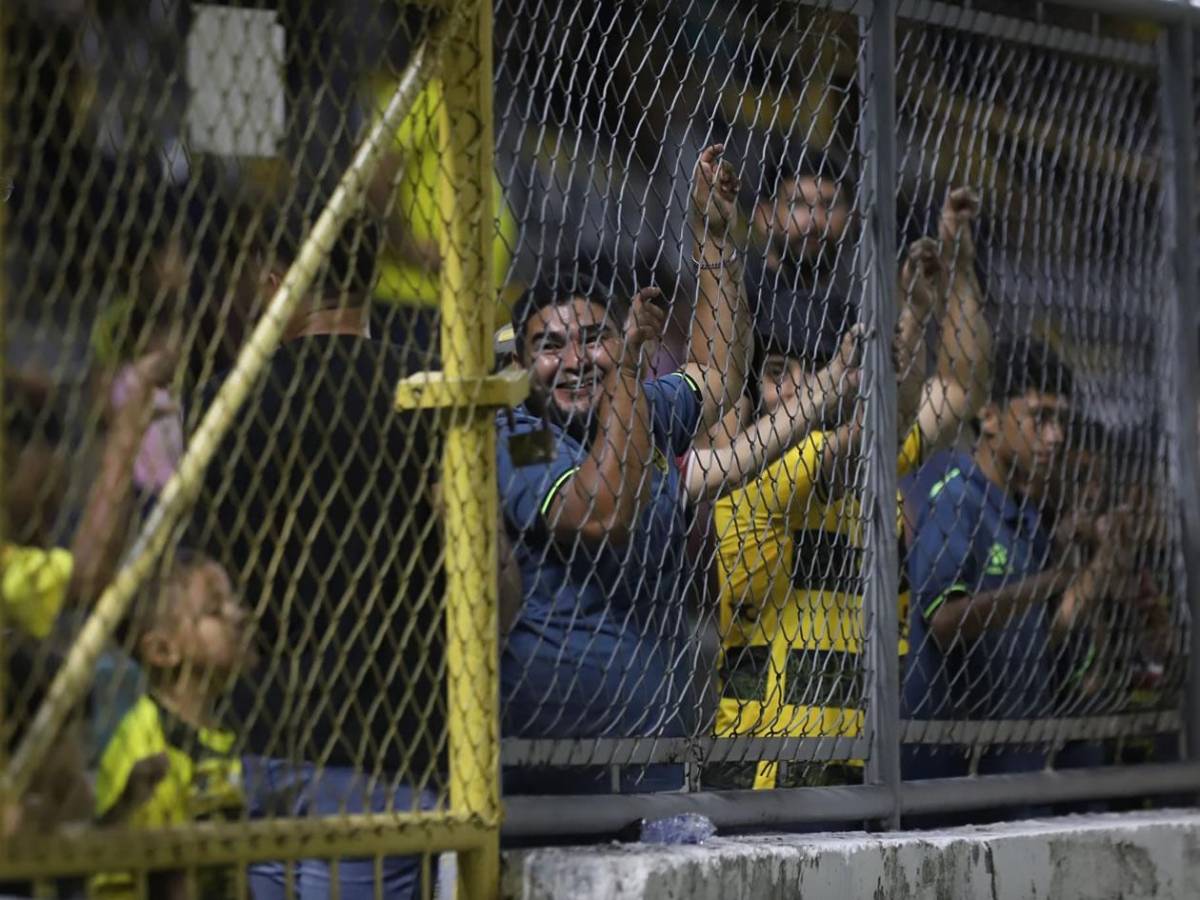 La alegría de Real España, grave lesión, jugador caminó descalzoy linda chica enamora