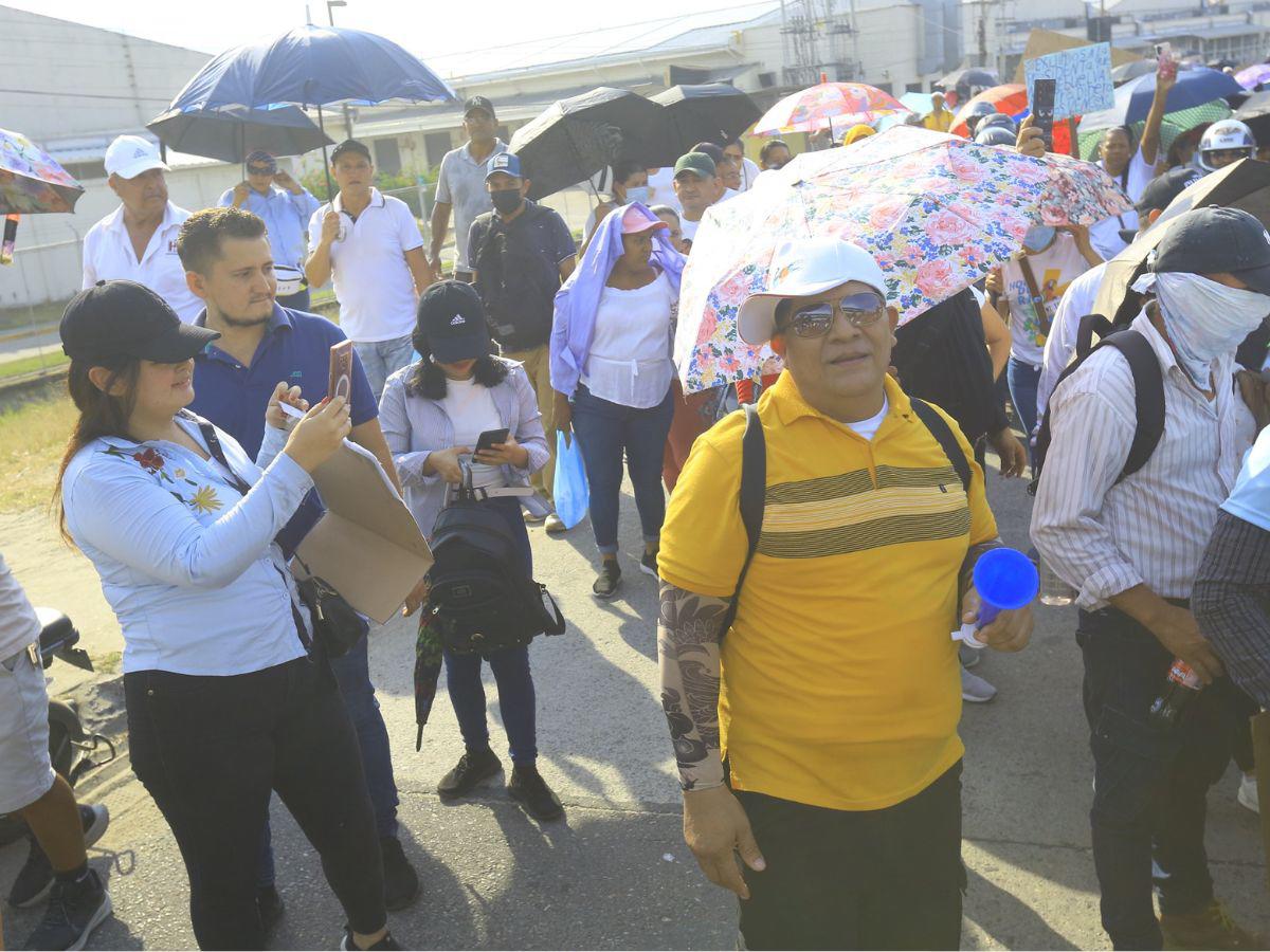 Pancartas, bocinas y gritos: así protestaron los socios de Koriun en Choloma