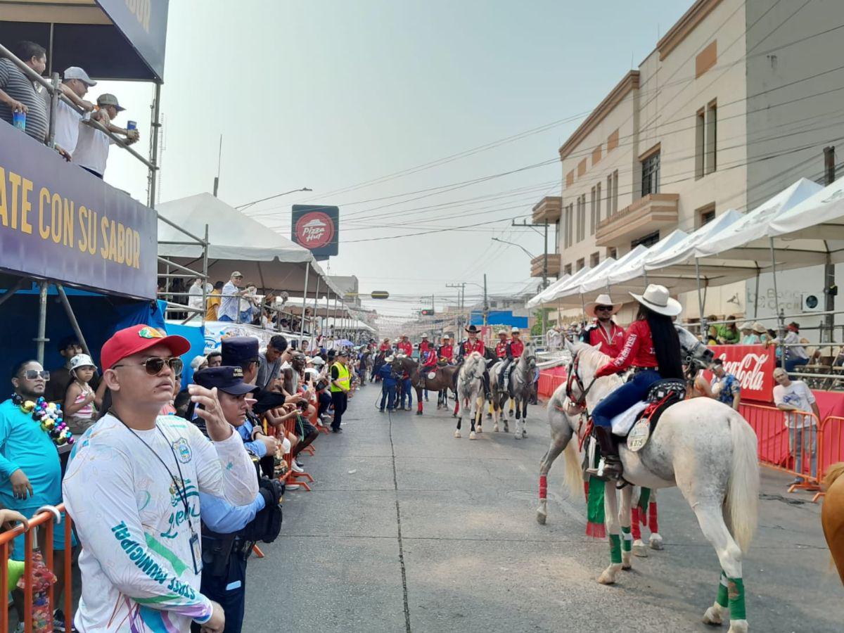 Arranca el defile de carrozas y comparsas en el gran Carnaval ceibeño