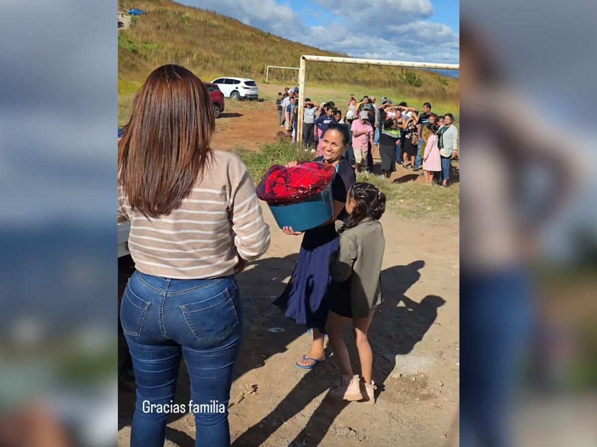 Milagro Flores dona canastas navideñas a familias de escasos recursos