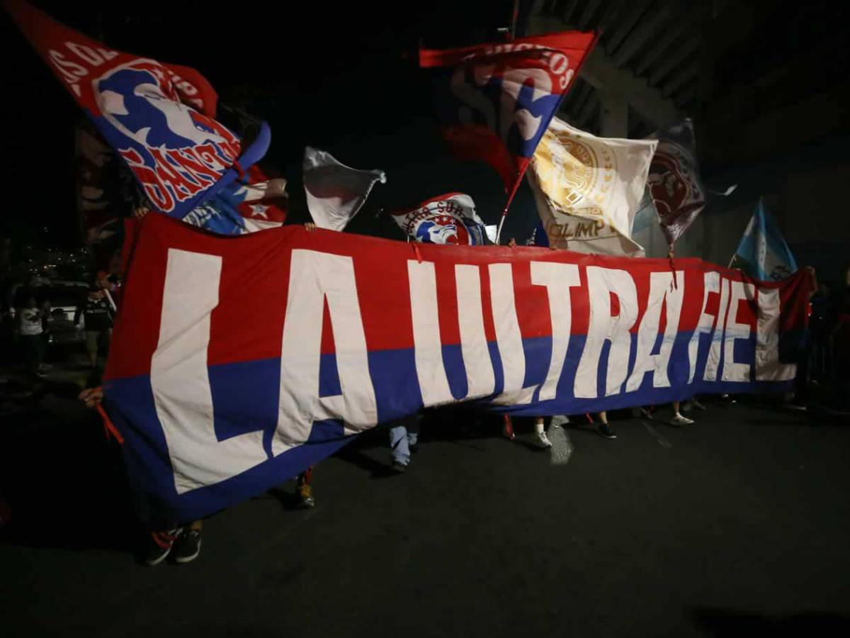 Chicas cautivan y show de la Ultra Fiel: ambientazo en el Olimpia vs Alajuelense en el Nacional