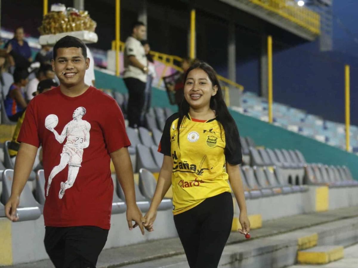 Aficionado disfrazado de jeque, bellas chicas y ambientazo en el Francisco Morazán