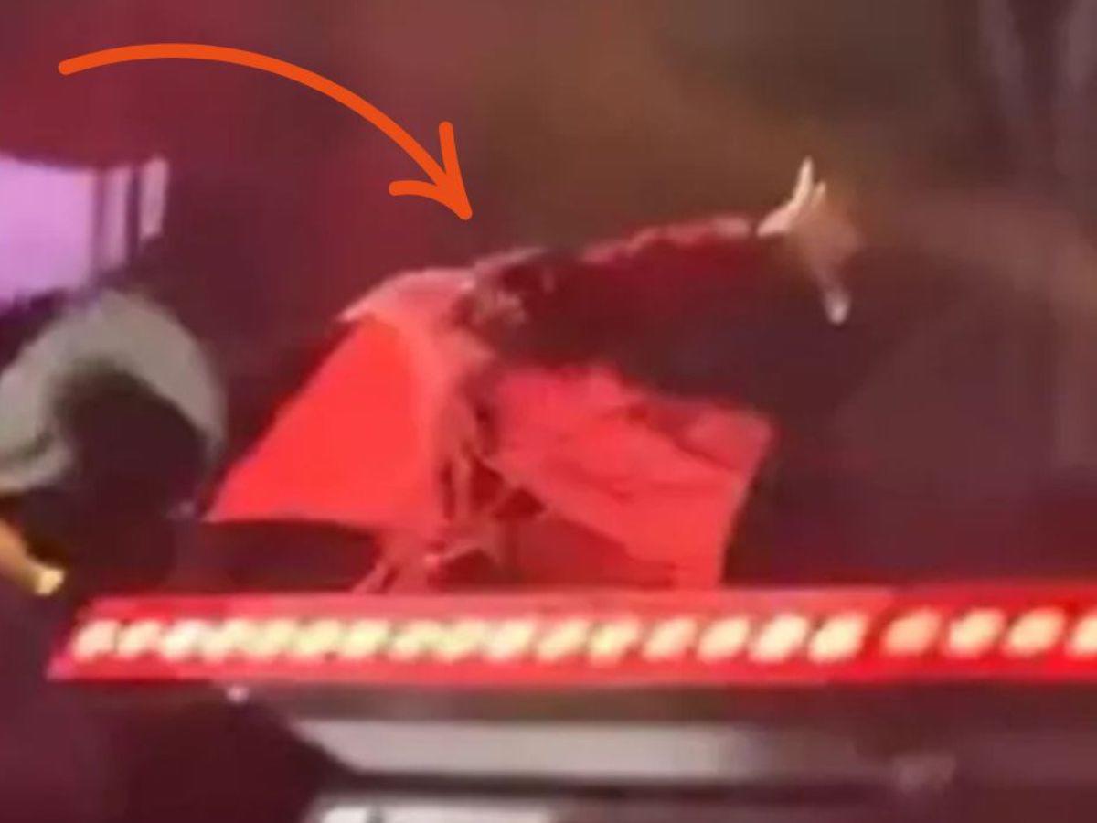 Vocalista de Los Tigres del Norte sufre peligrosa caída en pleno concierto