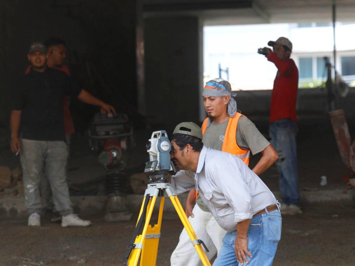 Bajo sol o la lluvia: el “motor laboral” de Honduras hace el trabajo pesado