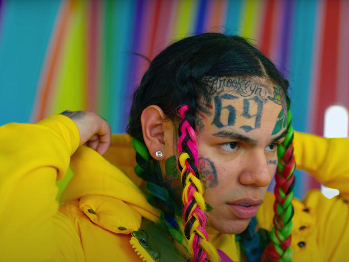 Tekashi 6ix9ine sale de la cárcel y presume autógrafo de Nicolás Maduro