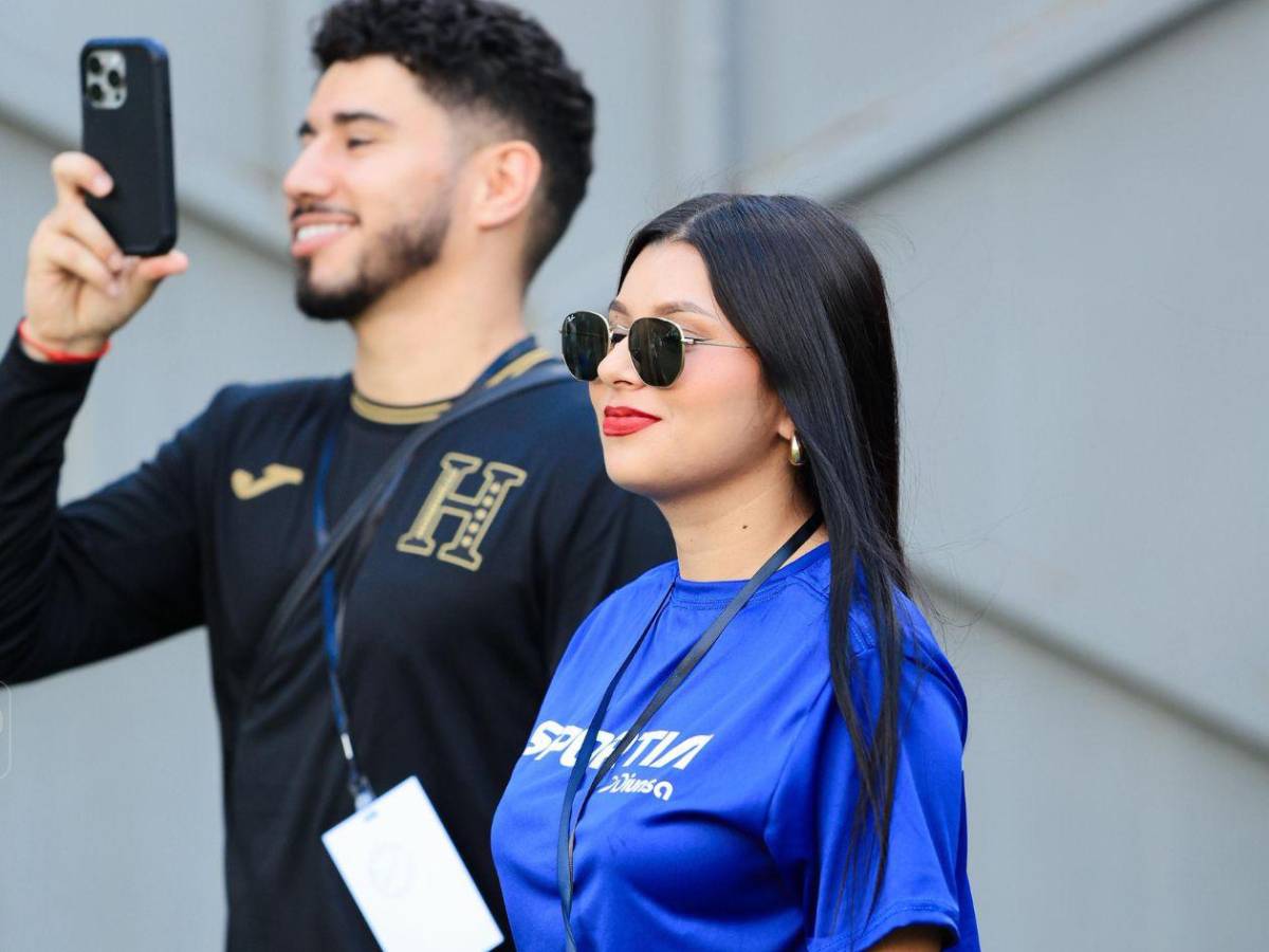 Las bellas chicas que adornan el ambiente en el partido de tiktokers