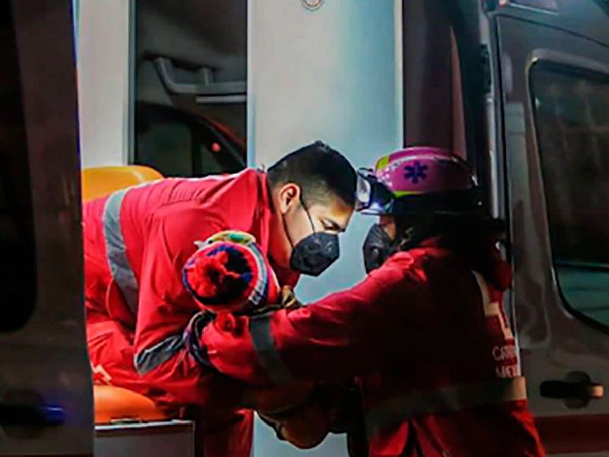 Padre muere con su hijo en manos tras caer de muro fronterizo