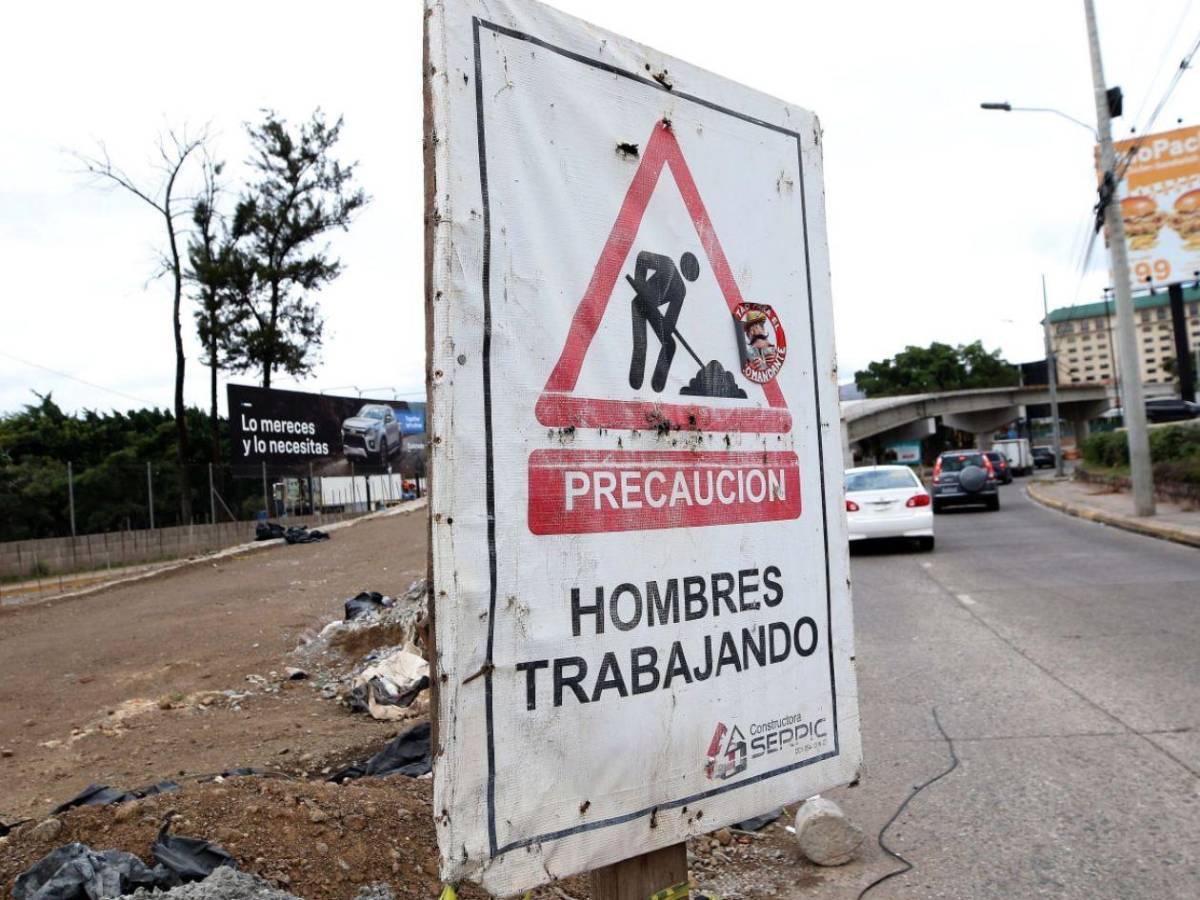 Así luce la estructura ornamental instalada en el puente Juan Pablo II