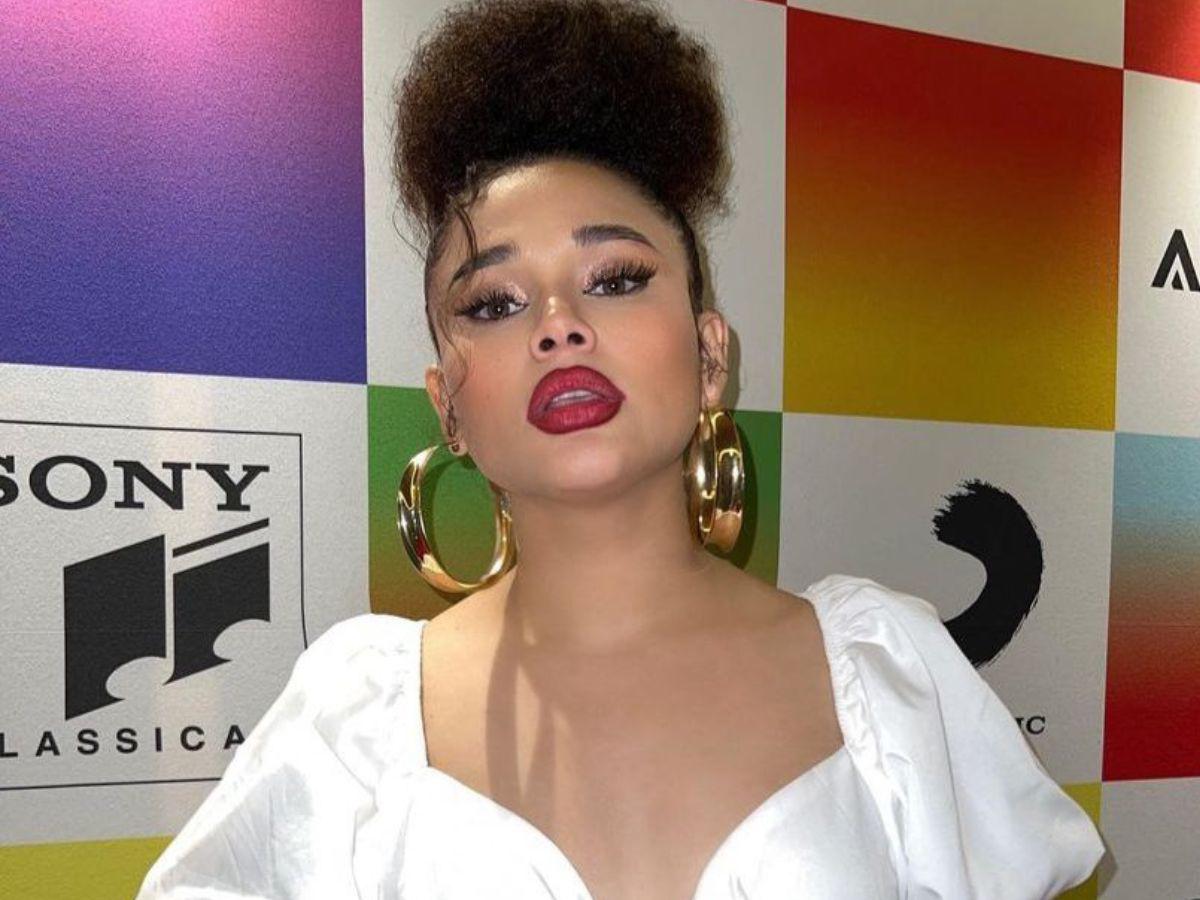 Cesia Sáenz firma contrato con disquera Sony Music México