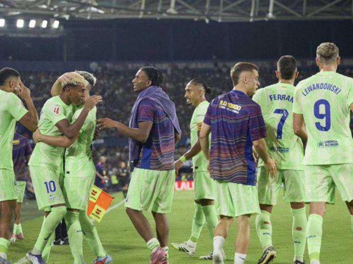 Hansi Flick descarta a tres jugadores del Barça y define el futuro de Marc Casadó​​​​​​