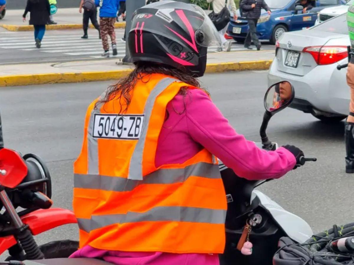 Así debe lucir correctamente el chaleco reflectivo, según DNVT