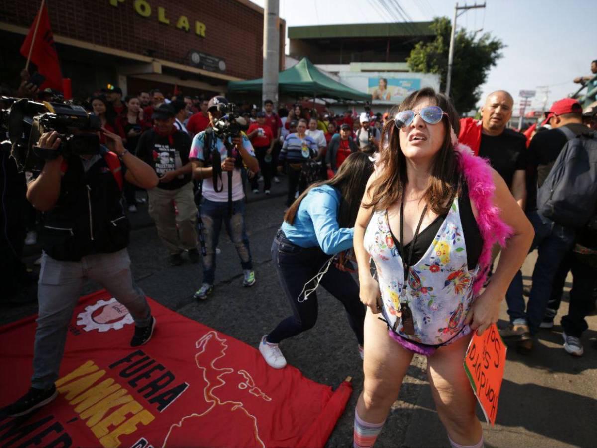 Hondureña que marchó en traje de baño denuncia al gobierno y simpatizante por agresiones