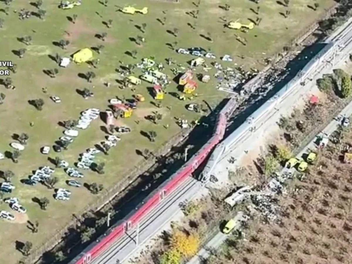 Dos trenes chocan y dejan al menos 64 muertos y decenas de heridos en España