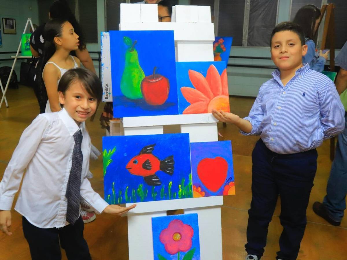 Exposición de pinturas en la Academia de Bellas Artes de San Pedro Sula