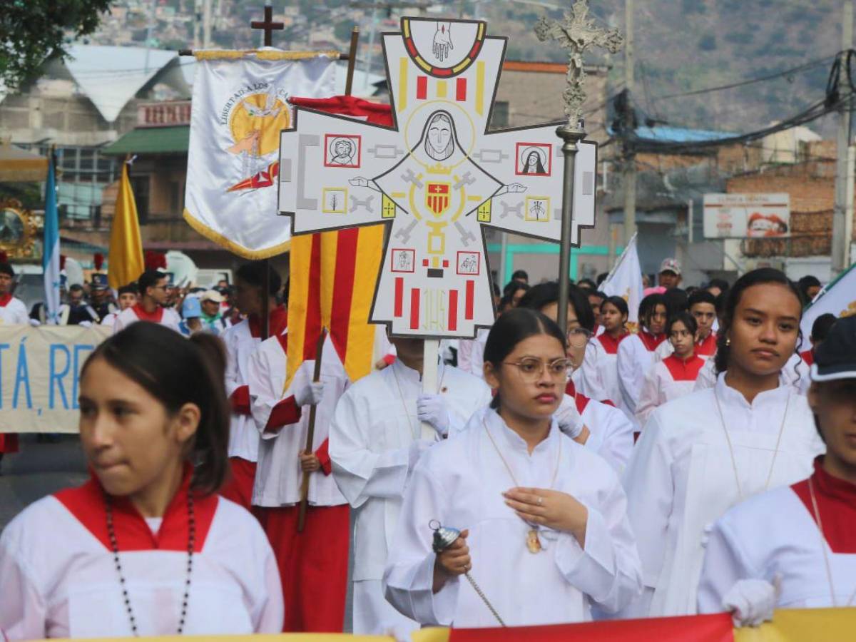 Fervor: Miles acompañan peregrinación de la Virgen de Suyapa en Tegucigalpa