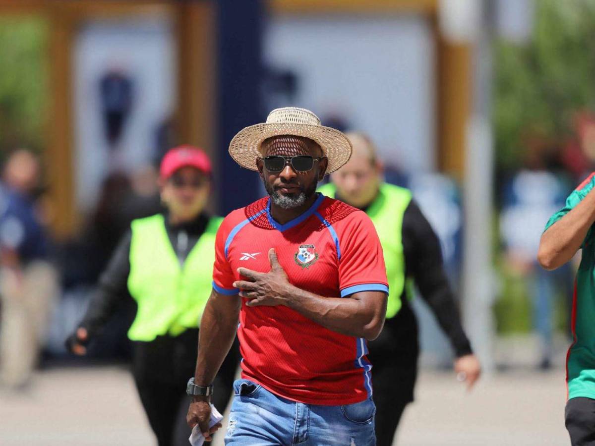 Ambiente y belleza en el partido Panamá-Honduras: ¿quién es la chica de pelo rubio?