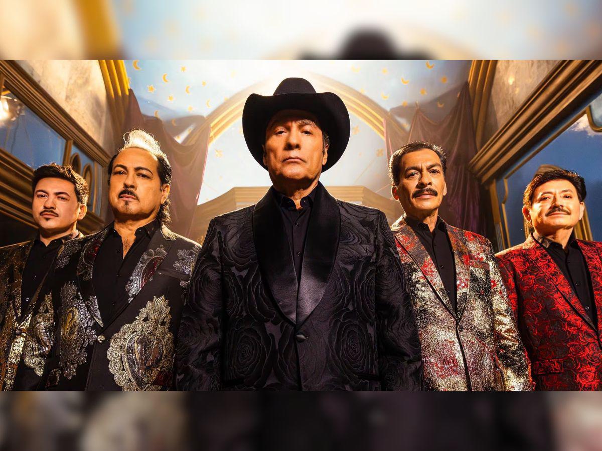 Vocalista de Los Tigres del Norte sufre peligrosa caída en pleno concierto