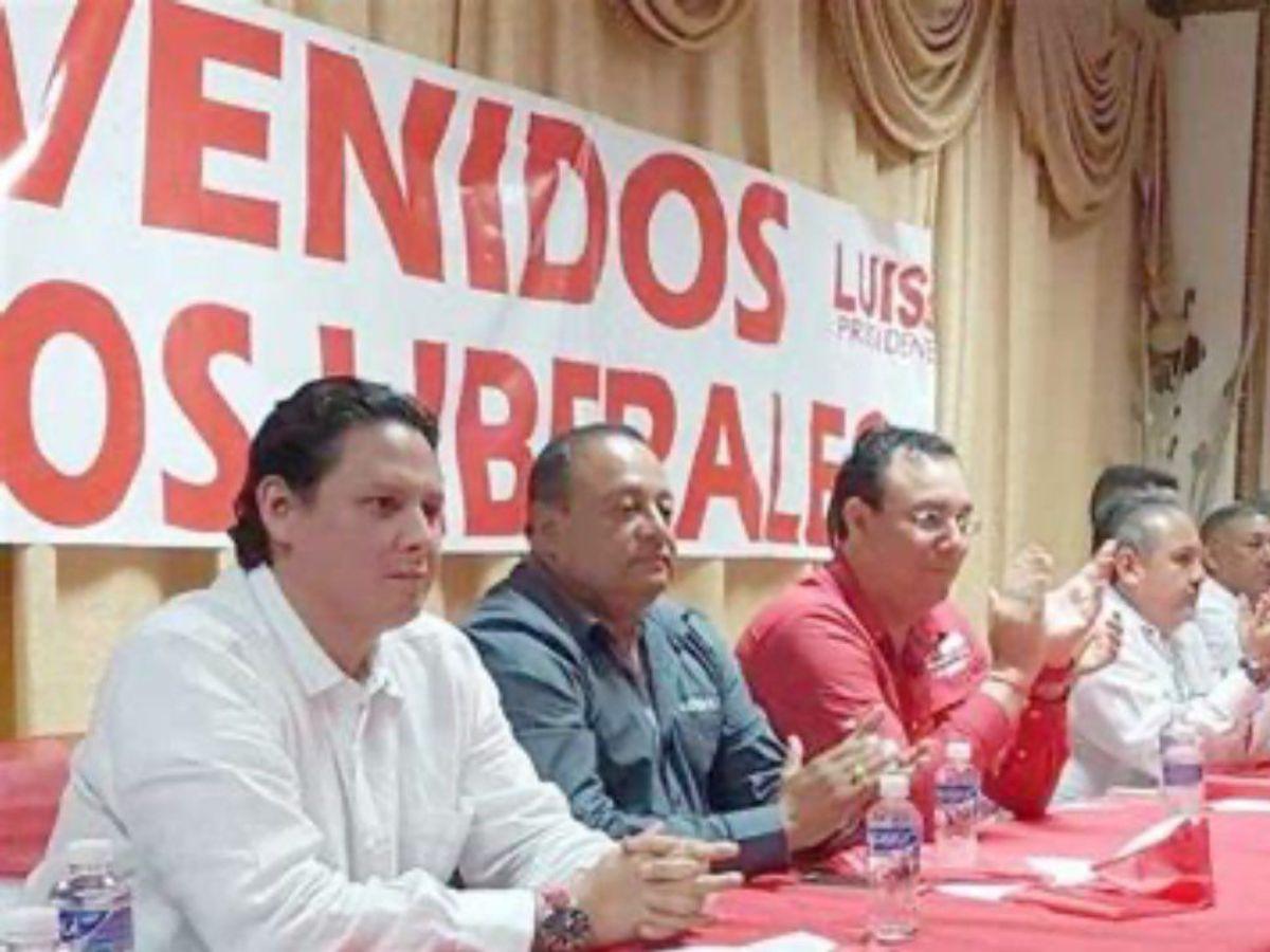 En la fotografía también aparece Luis Zelaya, expresidenciable liberal. Martell fue precandidato presidencial del partido blanquirrojo.