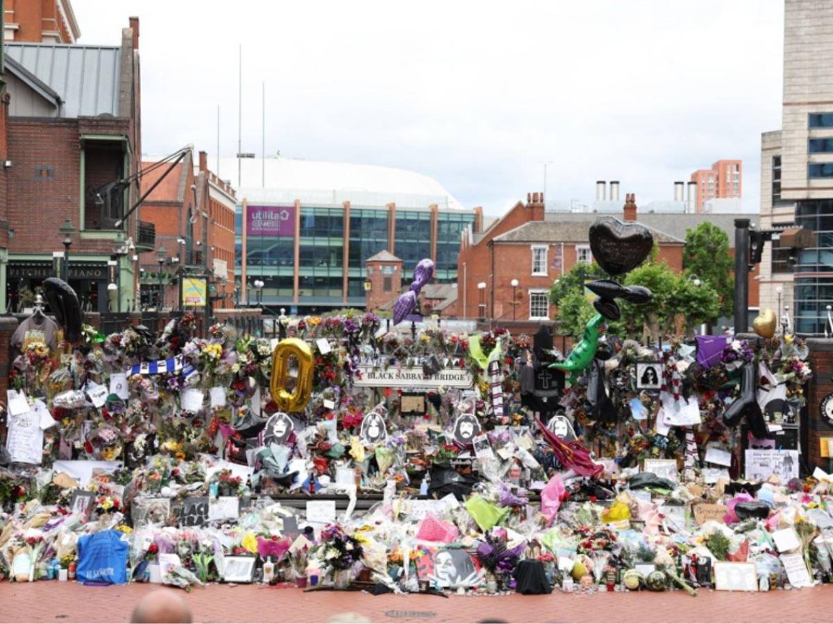 La familia Osbourne y miles de fans dan el último adiós a Ozzy