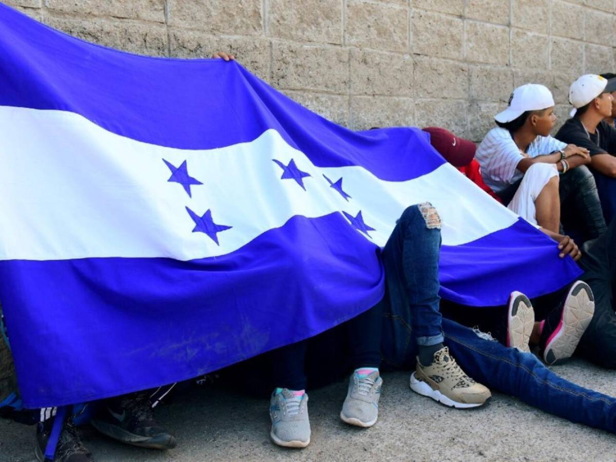 Migrantes hondureños y venezolanos salen en caravana hacia EE.UU.