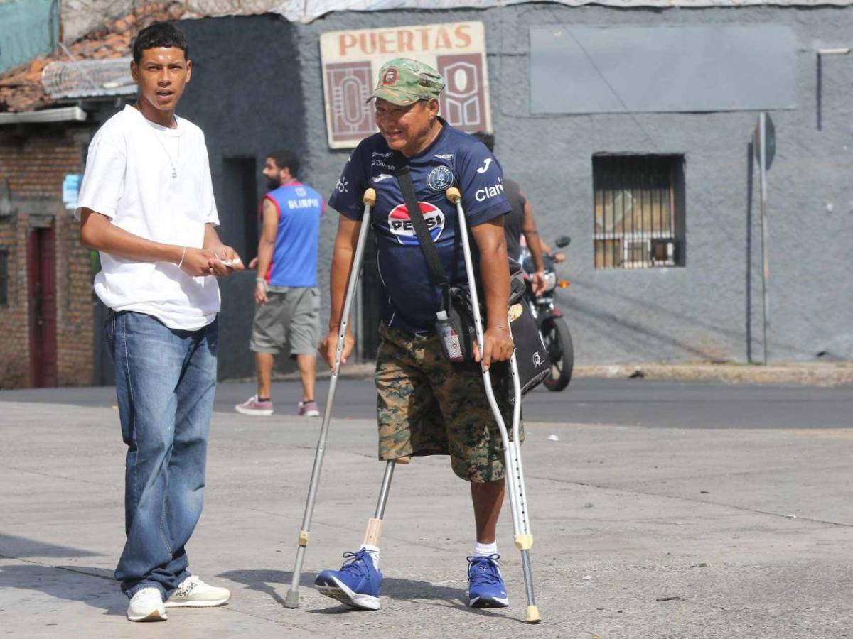 La chica que robó suspiros y el color de la Ultra Fiel en el Olimpia vs Motagua