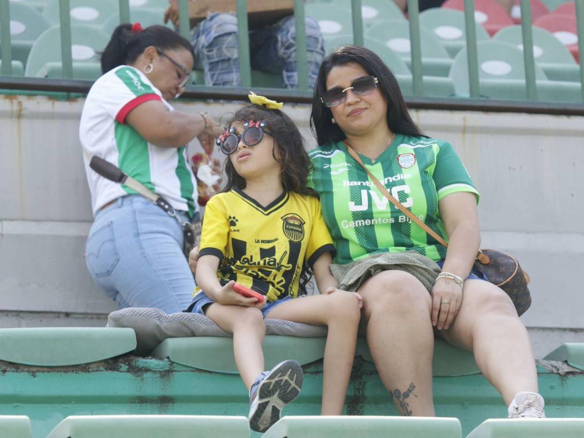 Las bellas chicas que adornaron el derbi Marathón-Real España en el Yankel