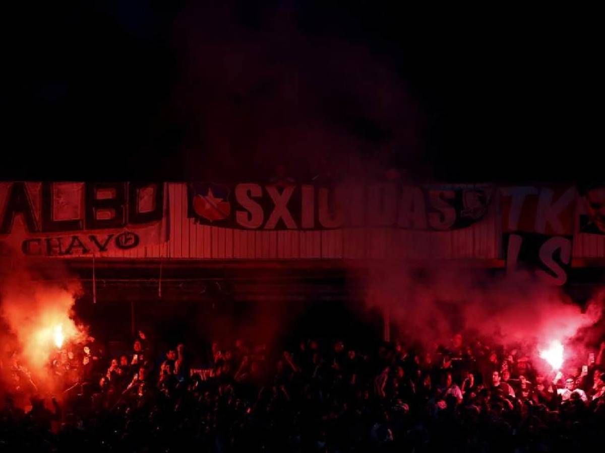 Tragedia: Muertos, avalancha, invasión en pleno partido y suspensión