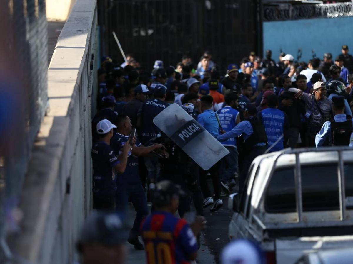 Imágenes impactantes: Terror en clásico Motagua - Olimpia tras escenas de violencia