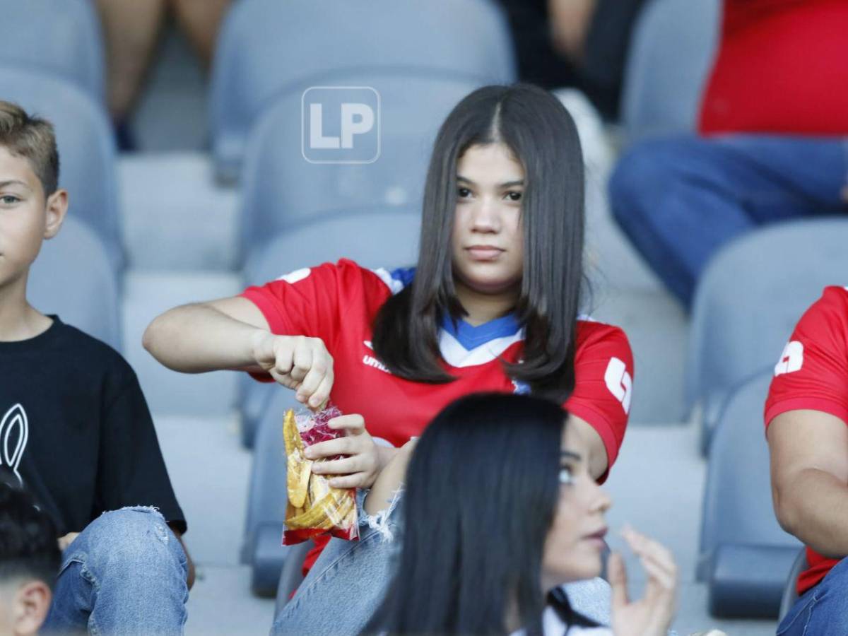 Aficionado disfrazado de jeque, bellas chicas y ambientazo en el Francisco Morazán