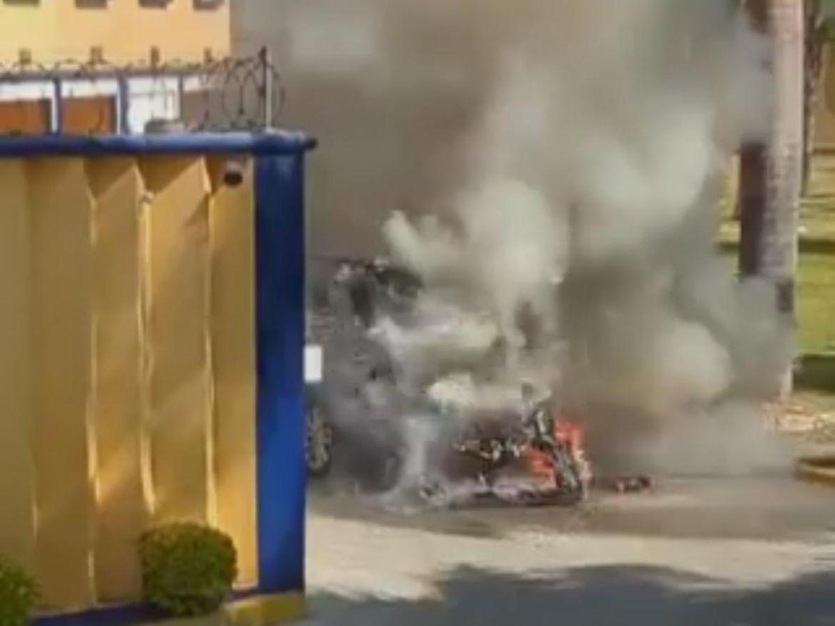 Camioneta se incendia dentro de un motel
