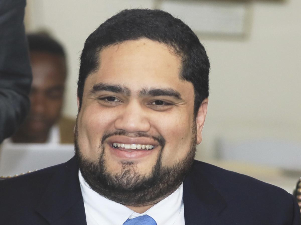 Ministro de la Sedesol, José Carlos Cardona, liderando el programa de Becas Solidarias, busca amplificar la educación de los jóvenes en Honduras.