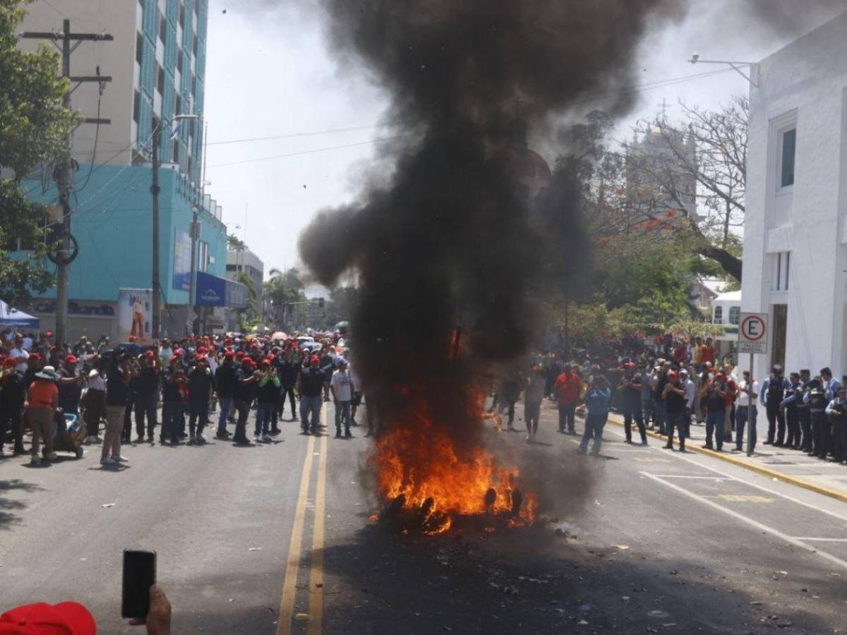 Queman figura de Donald Trump durante marcha del Día del Trabajador en SPS