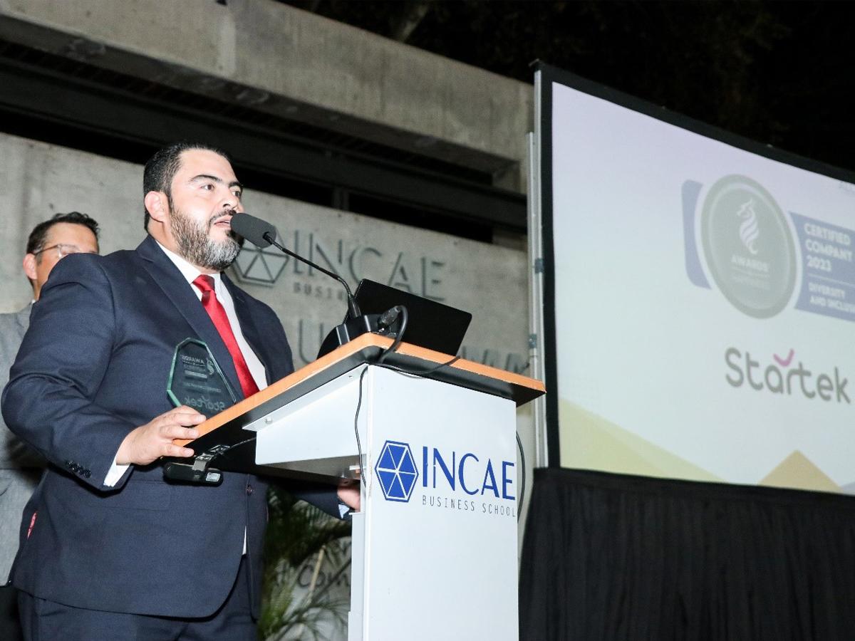 Manolo Moreno, vicepresidente de Operaciones de Startek® Honduras, destacó que los colaboradores son la piedra angular de la empresa, al momento de recibir el premio por su innovación y visión.
