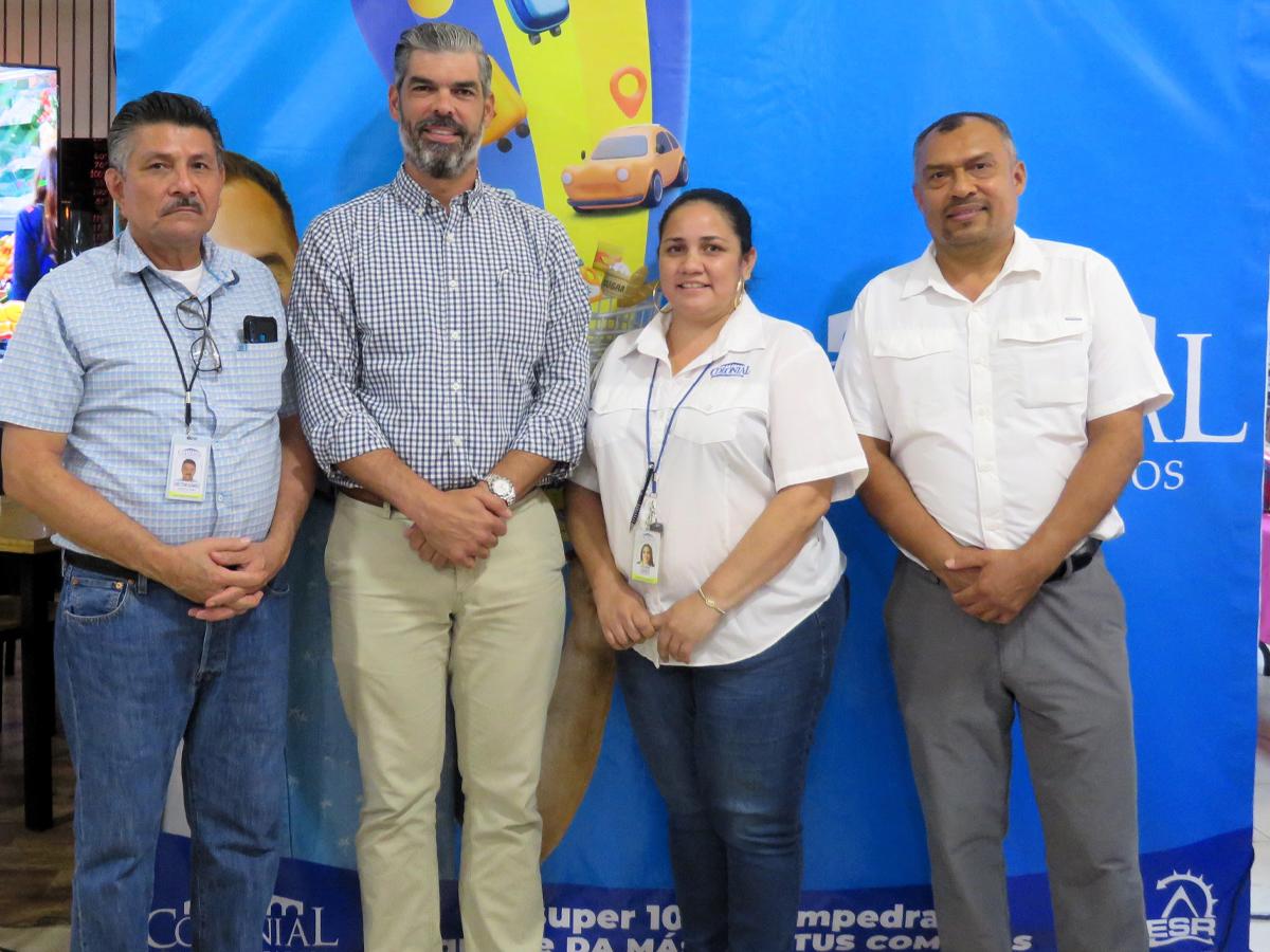Ejecutivos de Supermercados Colonial junto al notario Héctor Maldonado.
