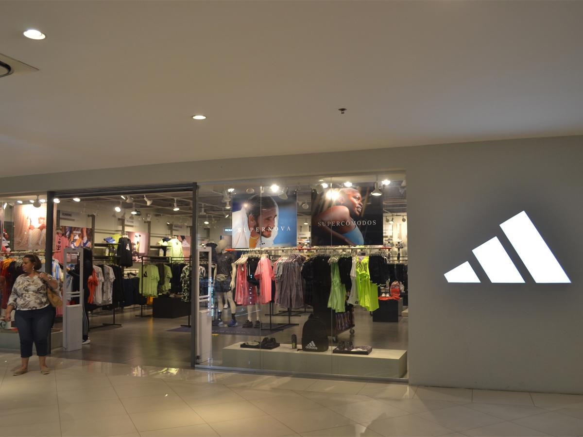 Los clientes que visitan la nueva tienda Adidas en Mega Mall encuentran las últimas colecciones, diseñadas para satisfacer tanto las necesidades deportivas como las tendencias de moda más actuales.