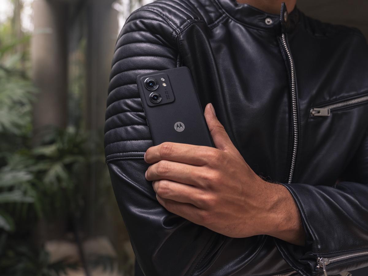 Disfruta de una inmersión audiovisual gracias al diseño de pantalla del Motorola Edge 40 y haz que tu vista y oído disfruten de una experiencia cinematográfica excepcional.