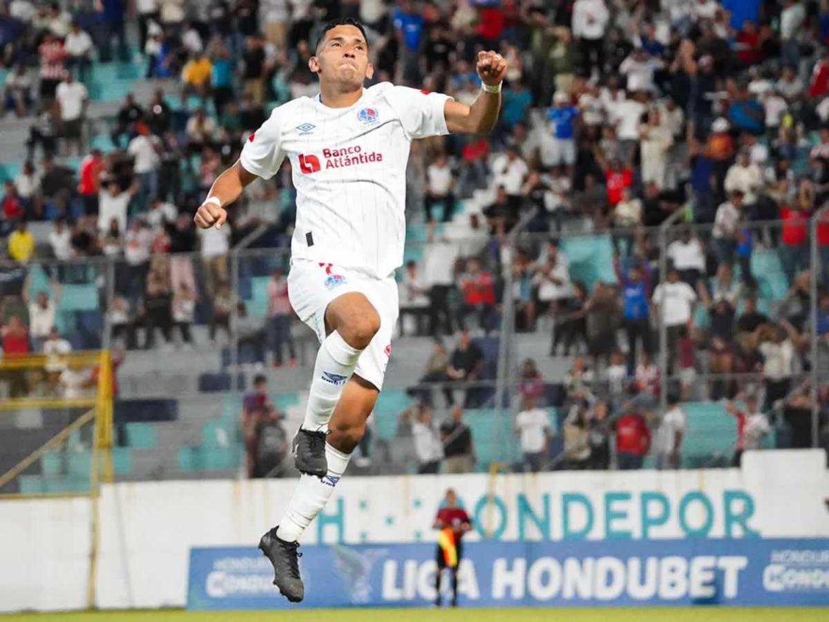 Caras largas en Olimpia, enfado de la afición con Espinel y festejo de Victoria