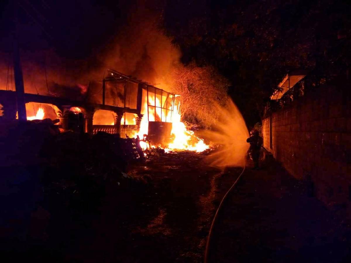 Incendio destruye bodega de telas y plásticos para reciclaje