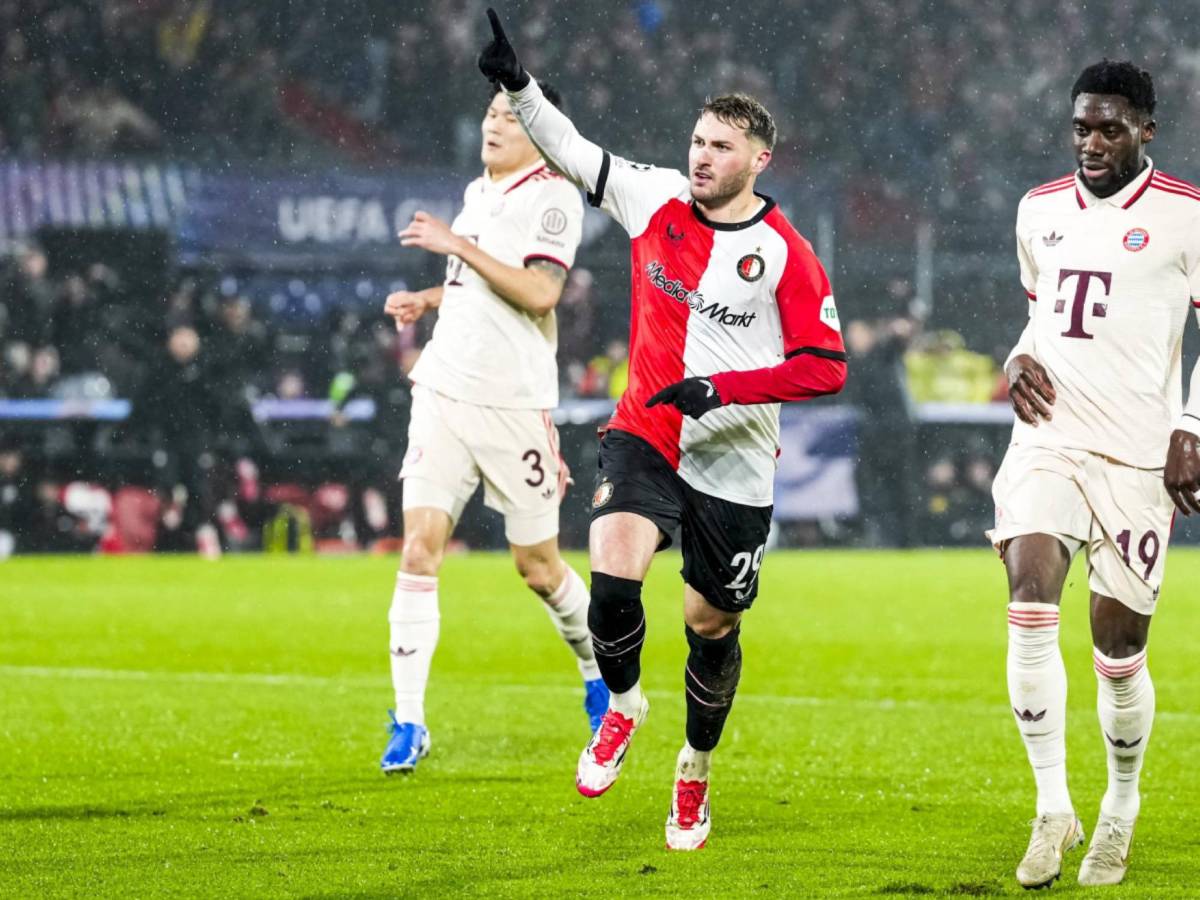 El mexicano Santi Giménez fue una pesadilla para el Bayern Múnich.