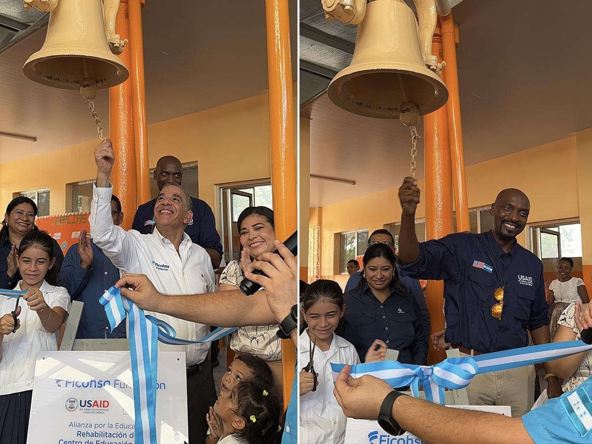 Juan Carlos Atala Faraj, presidente de Fundación Ficohsa; y Richard Adzei, director de la oficina de Educación de Usaid, suenan la campana del Centro de Educación Básica Manuel Bonilla en la comunidad de La Lima, Cortés.
