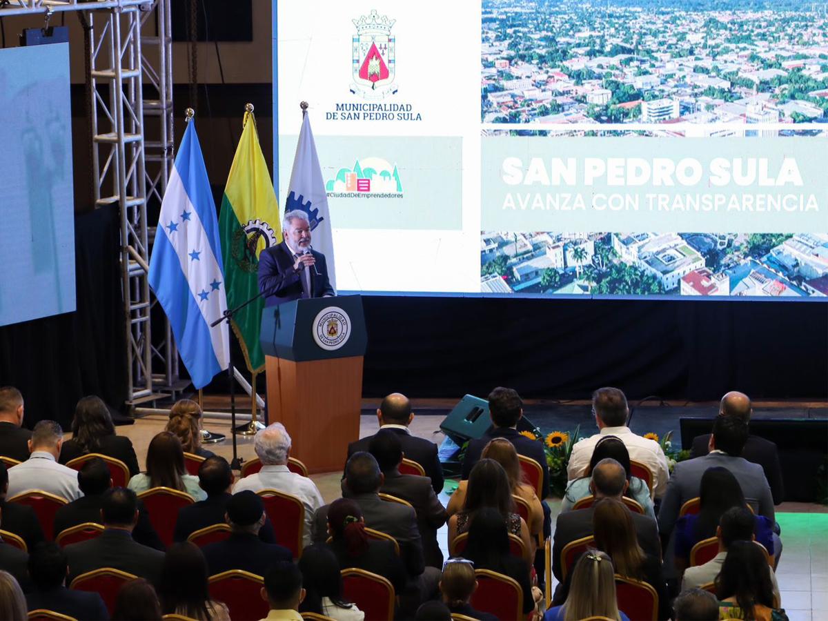 Alcalde Roberto Contreras presenta excelentes resultados en su primer año de gobierno