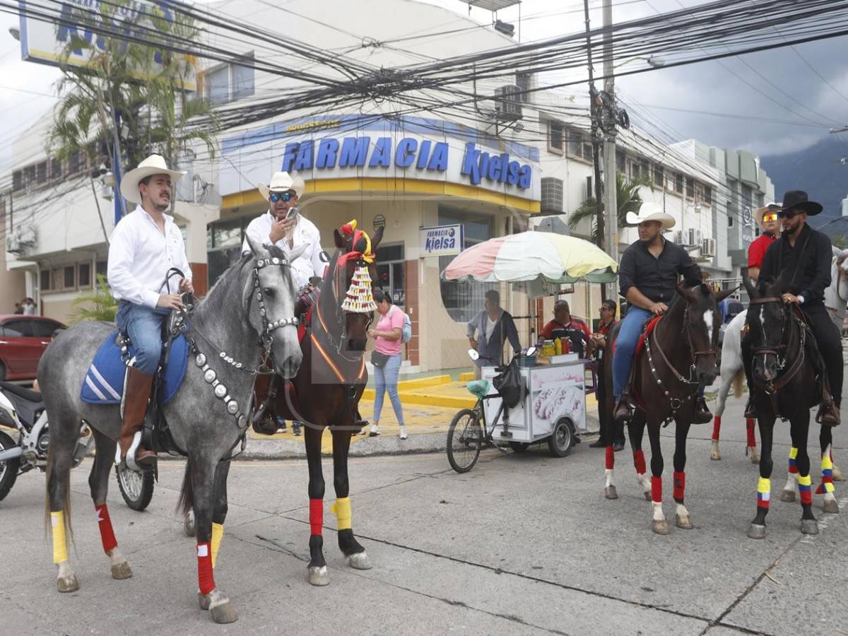 Belleza y alegría en el desfile hípico en San Pedro Sula