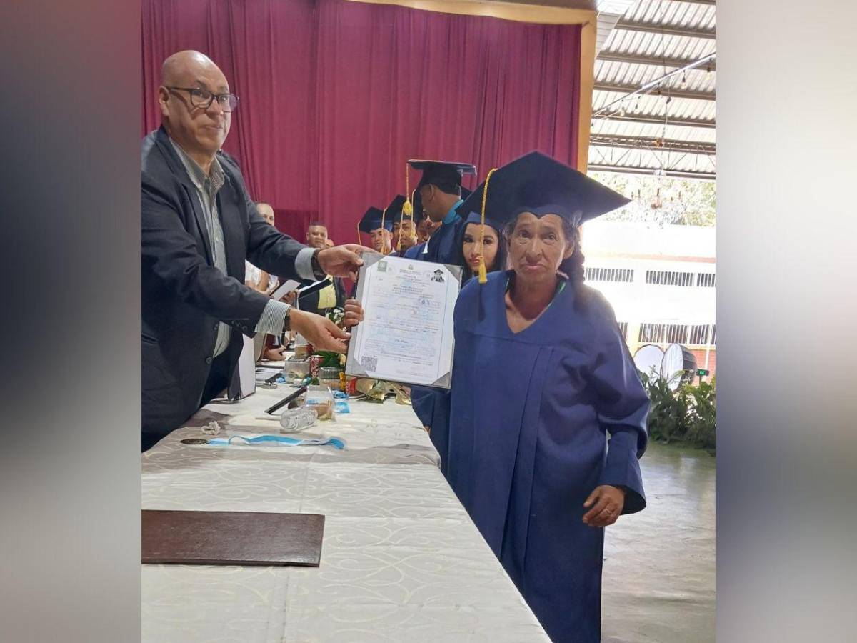 Alegría en Yoro: A sus 65 años, doña Vicky cumple su sueño de graduarse