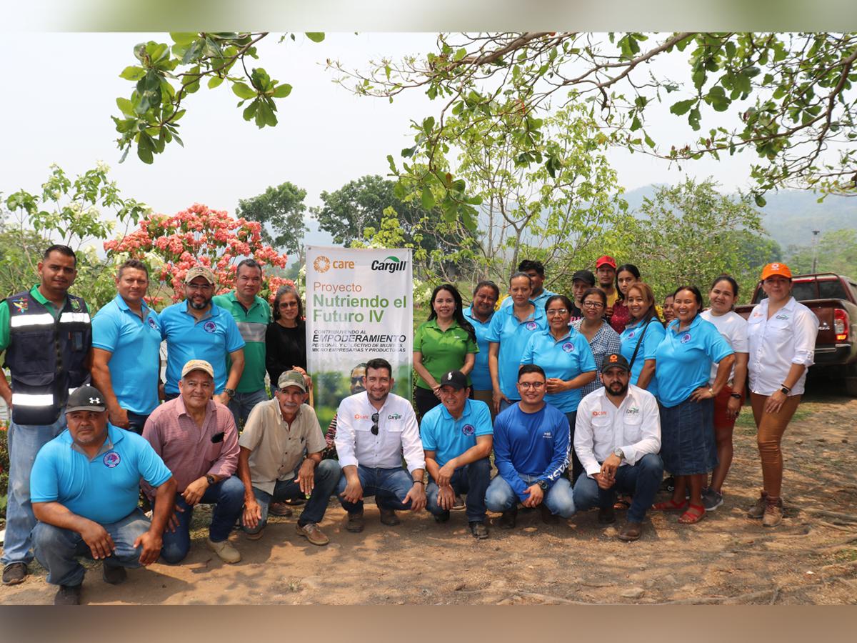 Miembros de la ASAA, junto a los representantes de Cargill Honduras y CARE.