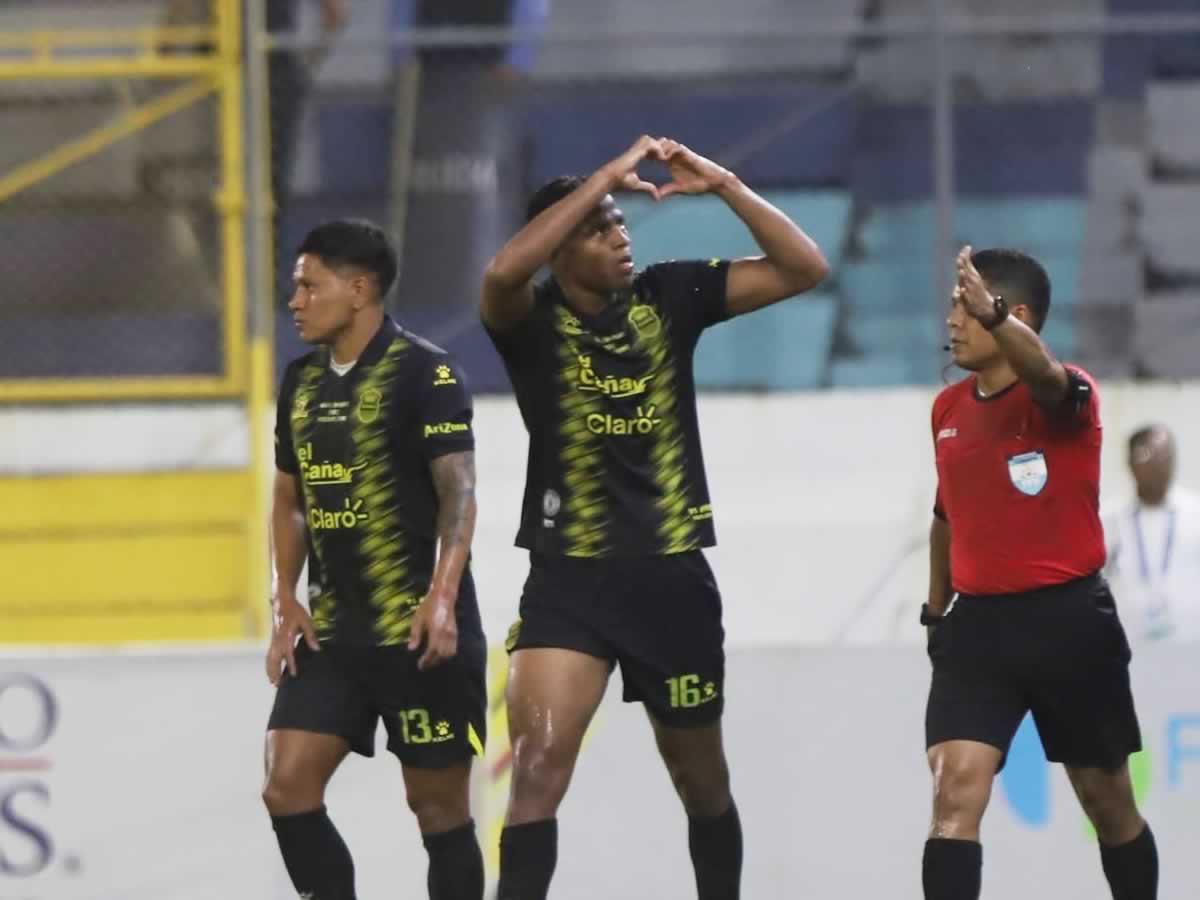 Yeison Moreno festeja su gol para la ventaja del Real España.