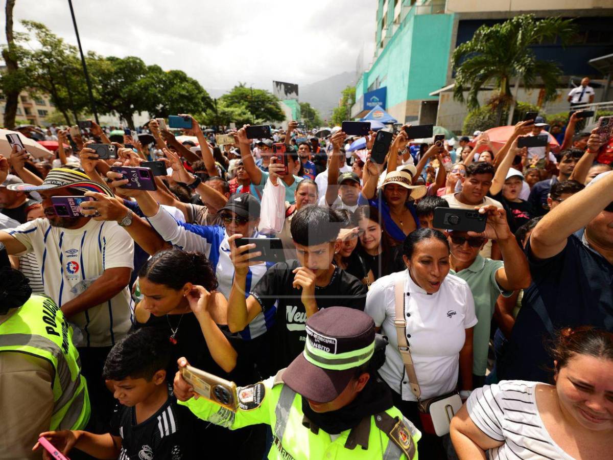 Sorpresivo saludo, abuela abnegada y guapa maestra: lo que no se vio de los desfiles en Honduras